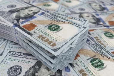 НБУ може продовжити повільне знецінення гривні — ICU