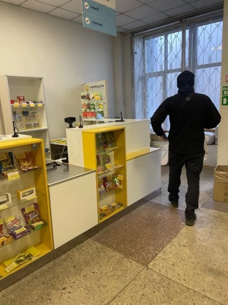 Всередині відділення Укрпошти у Дніпрі