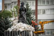 У столиці розпочали демонтаж захисних споруд навколо пам’ятників. Перші роботи ведуться біля монумента Лесі Українці | Нерухомість Києва