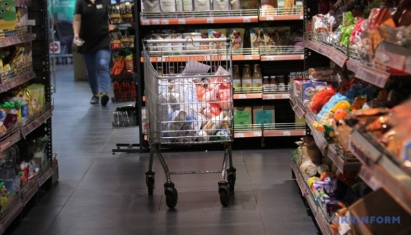 Експерти у сфері економіки не очікують нестачі продуктів після російських атак на сховища.