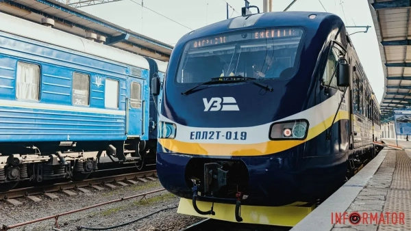 Курсування потягів Укрзалізниці затримується до 15 годин внаслідок російських атак 27 серпня