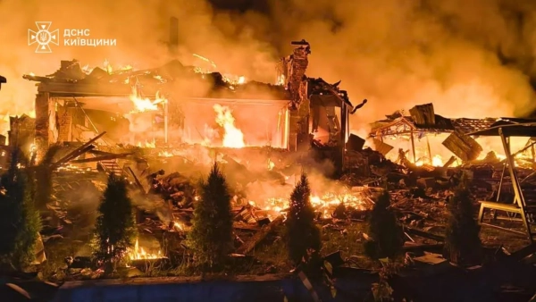 У Пухівці на Київщині 5 дронів РФ влучили в будинок багатодітної родини. Фото: ДСНС У Пухівці на Київщині у будинок багатодітної родини влучили 5 дронів РФ. Фото: ДСНС