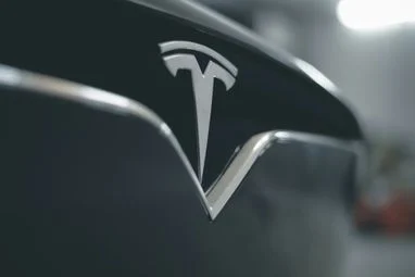 Tesla може відкликати 1,2 мільйона автомобілів через 150 скарг