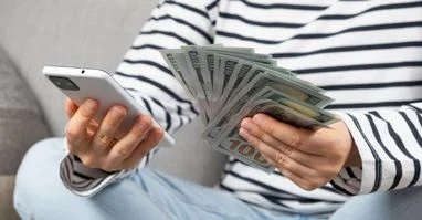 Фізичні особи та комерційні підприємства з України перерахували за межі країни понад 50 мільярдів доларів протягом шести місяців.