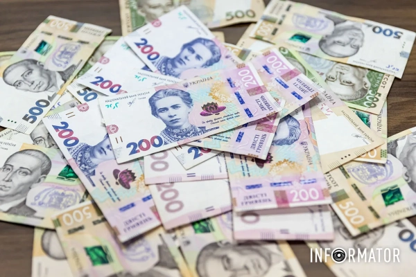 За платіжною інструкцією №2 від 15 квітня 2025 року банк перерахував на рахунок чоловіка в АТ За платіжною інструкцією №2 від 15 квітня 2025 року банк перерахував на рахунок чоловіка в АТ "Сенс Банк" лише 263 385 гривень, фото: Інформатор