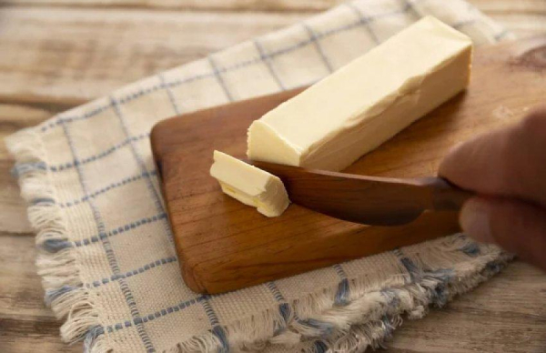Восени в Україні можливе зростання цін на вершкове масло: які чинники вплинуть на вартість