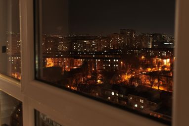 Від 6 до 40 годин без електроенергії: як житлові комплекси Києва готуються до відключень світла