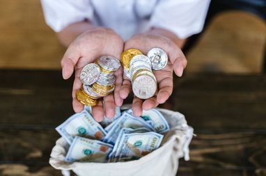 Зберігання коштів у традиційних валютах чи криптовалюті: що краще?