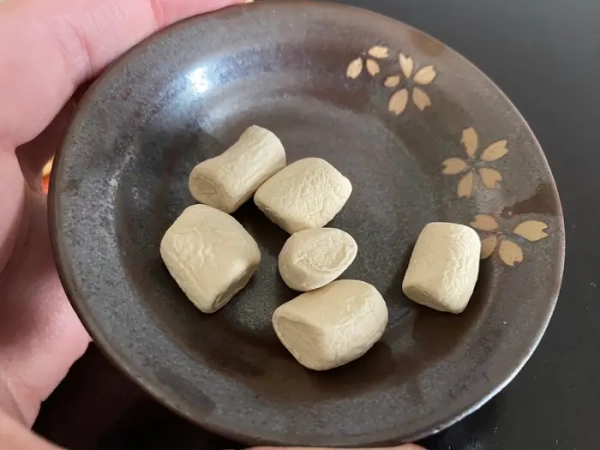 Бежевий зефір у мисці.