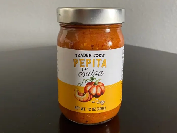 Банка сальси з гарбузовим насінням від Trader Joe's.