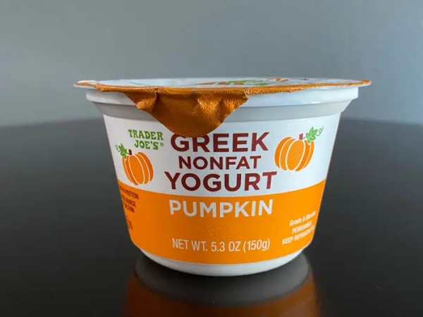 Гарбузовий грецький йогурт від Trader Joe's.