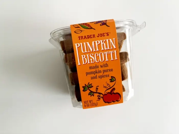 Пластикова коробка гарбузових біскоті від Trader Joe's.
