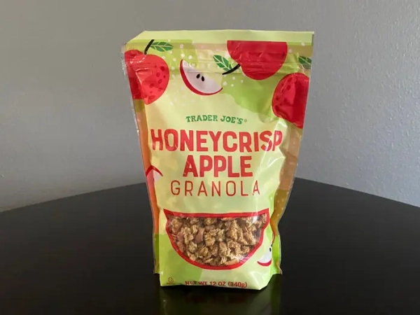 Гранола з медово-хрустким яблуком від Trader Joe's.