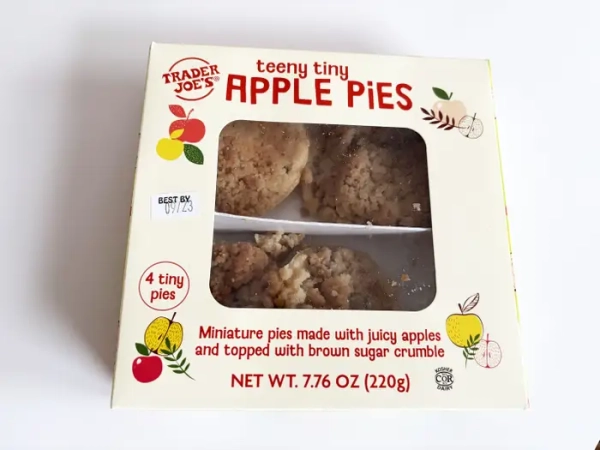 Коробка з чотирьох міні-пиріжків з яблуками від Trader Joe's.