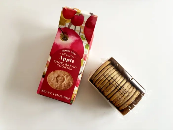 Відкрита пачка яблучного пісочного печива Trader Joe's з рулоном печива, загорнутим у пластик.