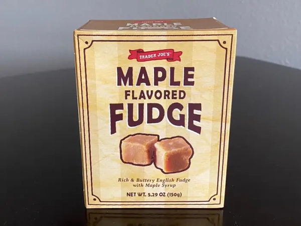 Коробка з кленовою помадкою від Trader Joe's.