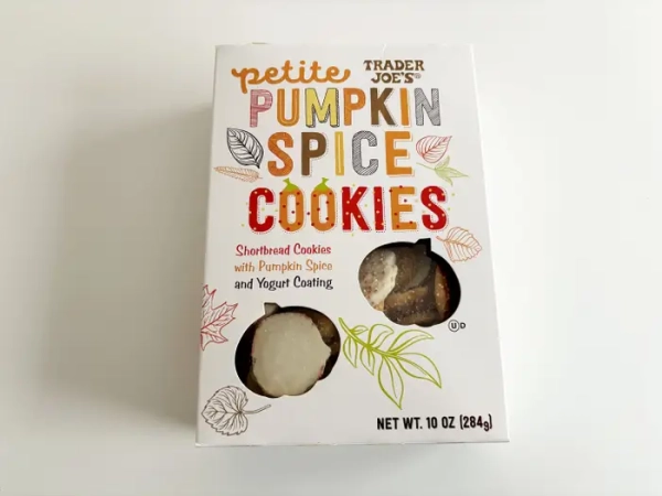 Коробка дрібних гарбузово-пряних печив від Trader Joe's.