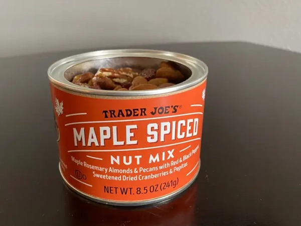 Банка з кленовим горіховим міксом від Trader Joe's.