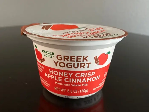 Йогурт з медово-хрустким яблуком та корицею від Trader Joe's.