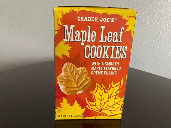 Коробка печива у формі кленового листа від Trader Joe's на чорному столі.