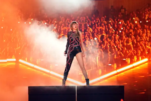 Тейлор Свіфт виступає з програмою "Reputation" під час туру Eras Tour.