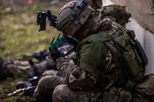 Британська армія тренує пілотів дронів найскладнішим методом