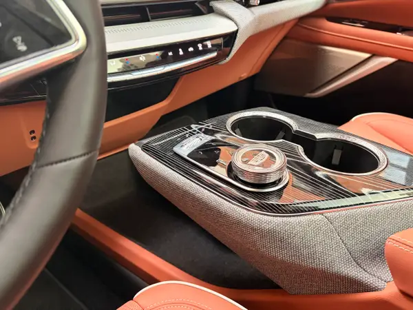 Підвісна центральна консоль у Cadillac Optiq.