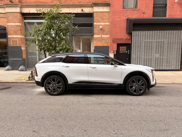 Бічний профіль кросовера Cadillac Optiq.