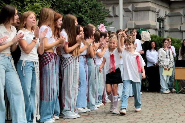 Львів відзначив перший дзвоник: святкові емоції школярів
