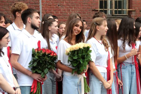 Першокласники на лінійці 1 вересня