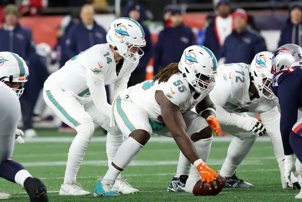 Наступальна лінія команди Miami Dolphins готується до гри проти New England Patriots під час матчу NFL.