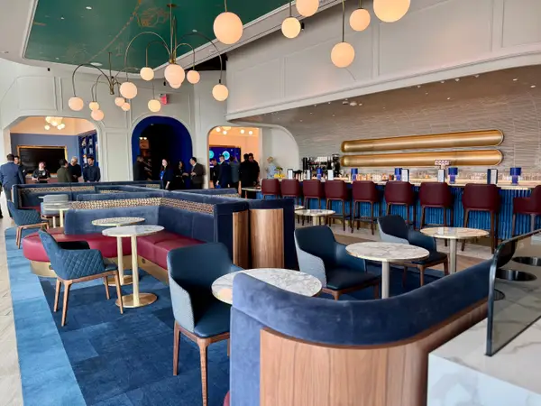 The first level of the JetBlue JFK lounge.