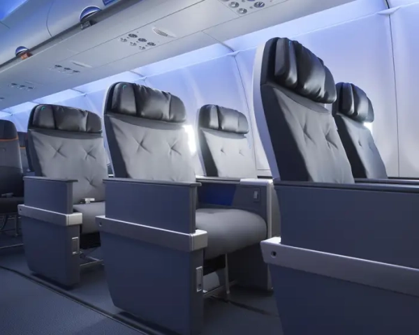 JetBlue презентувала нові крісла для бізнес-класу: більше простору, Bluetooth та персоналізовані коктейлі