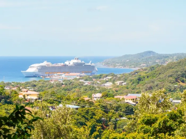 Найбільший круїзний лайнер у світі, Wonder of the Seas, пришвартований на Роатані, Гондурас.