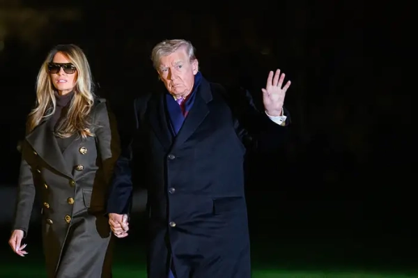Меланія Трамп та Дональд Трамп повертаються до Білого дому після Дня подяки.