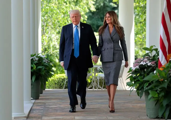 Дональд Трамп та Меланія Трамп прибувають до Рожевого саду.