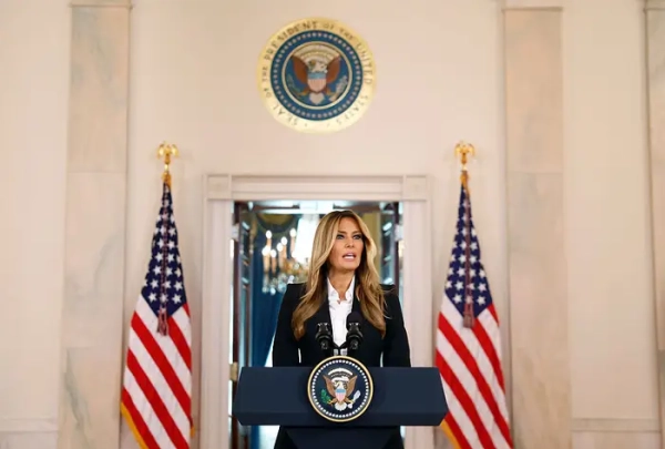 Меланія Трамп виступає в Білому домі.