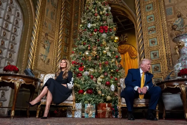 Меланія Трамп та Дональд Трамп на Різдво в Mar-a-Lago.