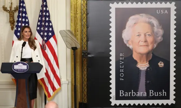Меланія Трамп представляє поштову марку Барбари Буш у Білому домі.