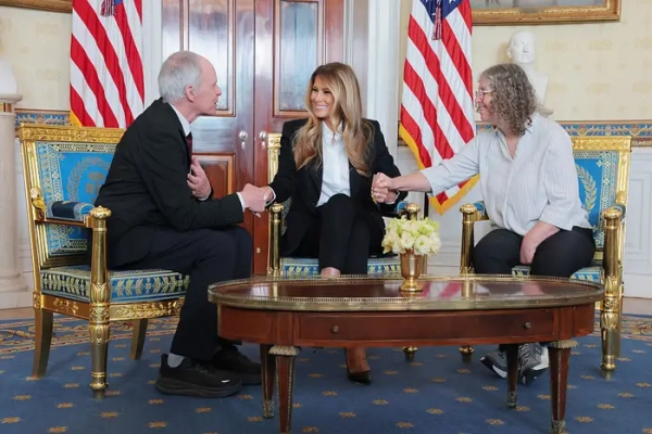 Меланія Трамп із Кітом Сігелем та Авівою Сігель у Білому домі.
