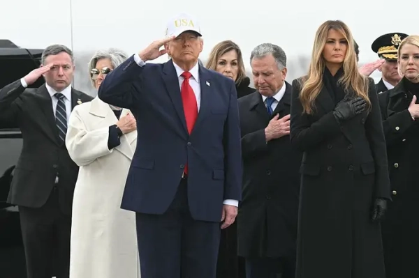 Дональд Трамп та Меланія Трамп відвідують церемонію гідного перевезення шести американських солдатів, загиблих під час операції