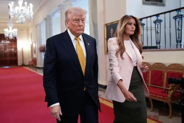 Дональд Трамп та Меланія Трамп прибувають на захід до Дня матері для військових у Східній кімнаті Білого дому.