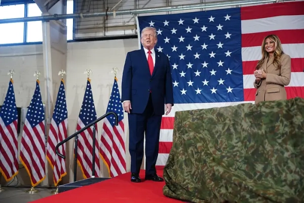 Дональд Трамп та Меланія Трамп у Форт-Брегг, Північна Кароліна.