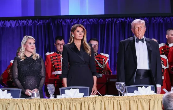 Кароліна Лівітт, Меланія Трамп та Дональд Трамп на вечері WHCA.