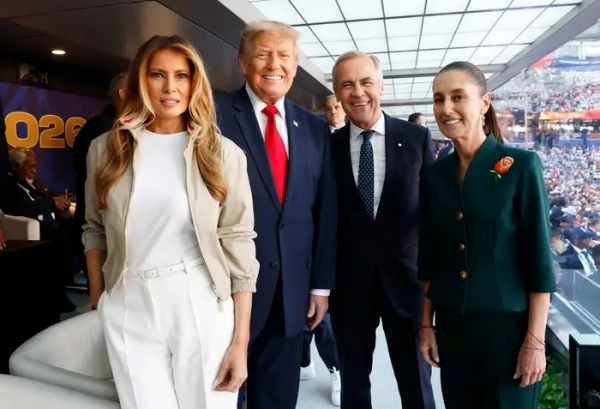 Меланія Трамп та Дональд Трамп із прем'єр-міністром Канади Марком Карні та президентом Мексики Клаудією Шейнбаум.
