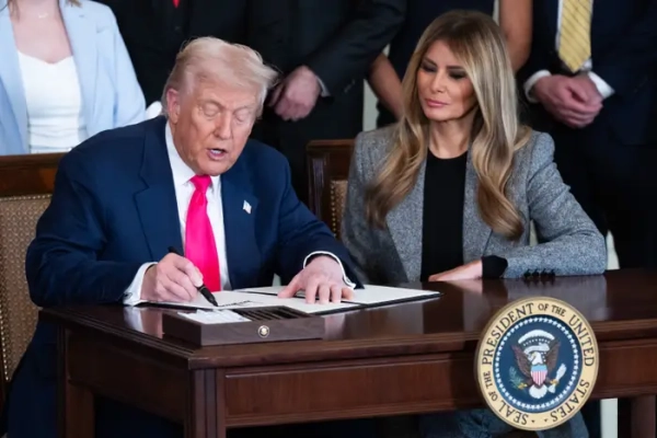 Президент Трамп та Меланія Трамп підписують виконавчий наказ про посилення системи прийомної опіки в рамках ініціативи першої леді "Fostering the Future" у Білому домі.