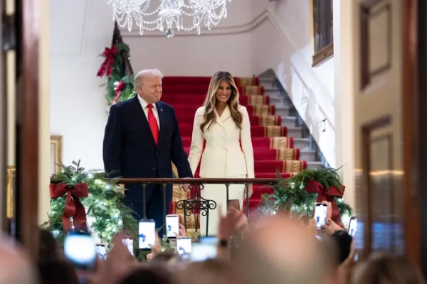 Дональд Трамп та Меланія Трамп на святковому прийомі в Білому домі.