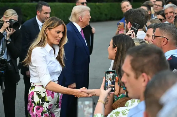 Меланія Трамп тисне руку жінці на Конгресі Пикніку.
