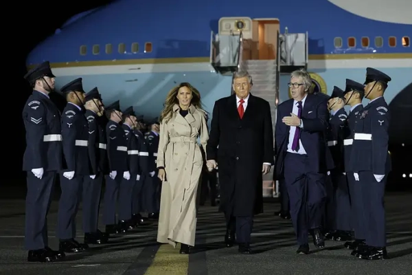 Меланія Трамп та Дональд Трамп прибувають до Великої Британії для державного візиту.