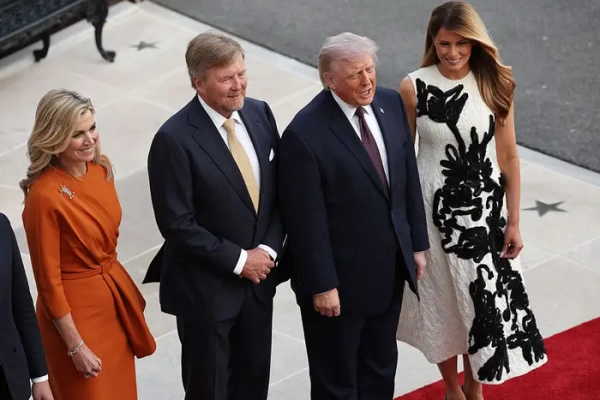 Меланія Трамп та Дональд Трамп вітають короля Віллема-Олександра та королеву Максиму Нідерландів.